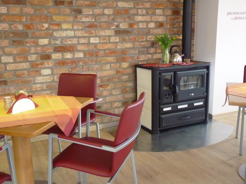 Cafe Und Pension Blohm Greifswald Extérieur photo