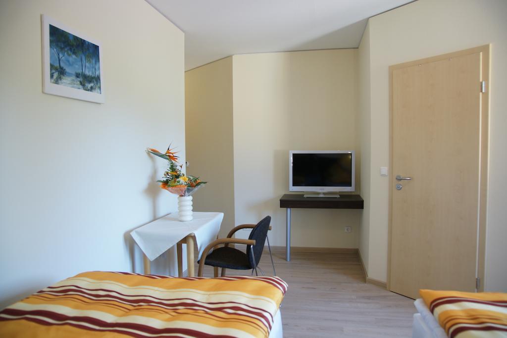 Cafe Und Pension Blohm Greifswald Chambre photo
